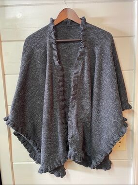 Alpaca Fina Women’s
100% Alpaca Ruffle Edge
Sweater Wrap Gray Size M.